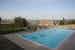 La piscina panoramica è un esplicito invito a sedersi e rilassarsi