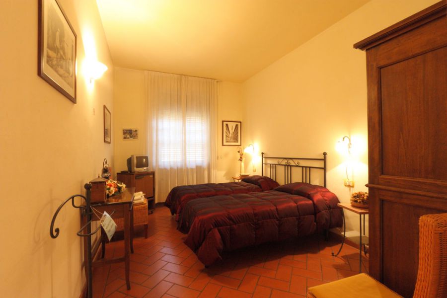 Antica Posta B&B:Budget Bed And Breakfast Near Florence Train Station